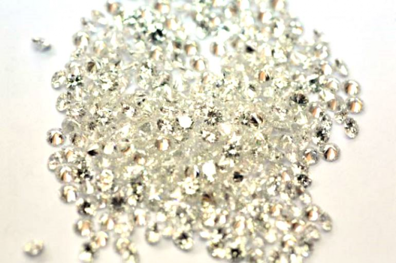 Купить бриллиант, алмаз: диаметр 1,0 мм.; вес одного камня 0,003-0,005карата ; рассев 400-200 ✓ Expert Diamonds в Екатеринбурге