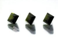 Турмалин;<br> Огранка "Квадрат";<br> тёмно-коричнево зелёный;<br> 5.5х5.5 мм;<br> вес одного камня 1,06 карат